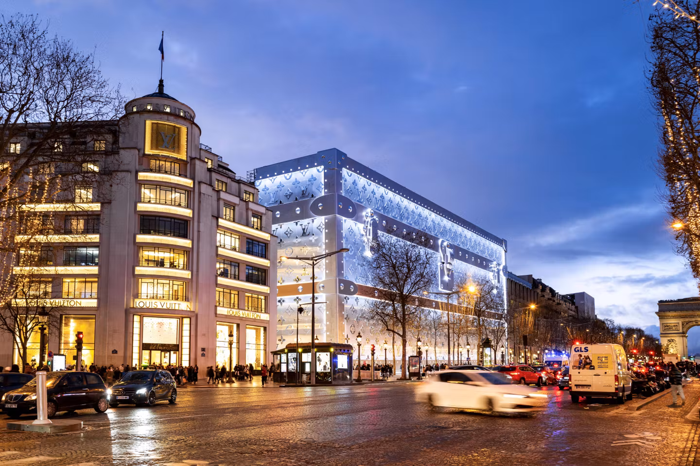 Frequently-asked-questions-about-luxury-property-advisory-in-Paris-8th-arrondissement.avif