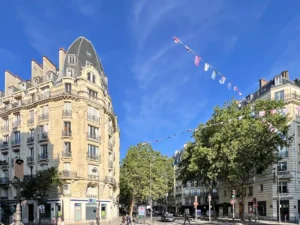 منطقة أوتوي السكنية الهادئة في باريس مع الشوارع الخضراء والمباني السكنية الفاخرة القريبة من غابة بولونيا