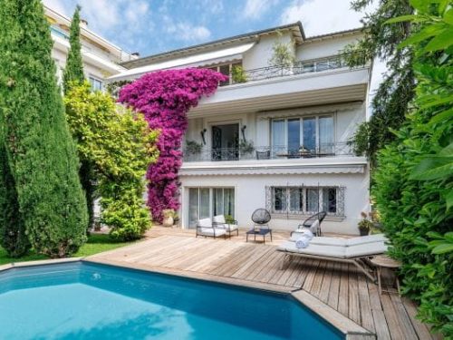 فيلا فاخرة بمسبح وحديقة في الريفييرا الفرنسية